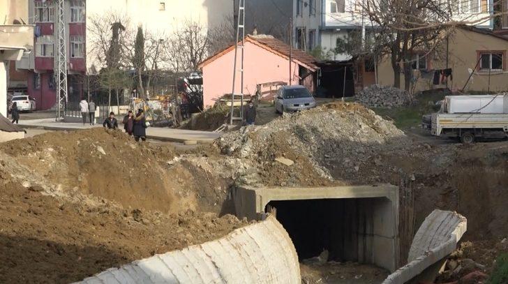 Arnavutköy’de önlem alınmayan dere kenarında çocukların tehlikeli oyunu G4