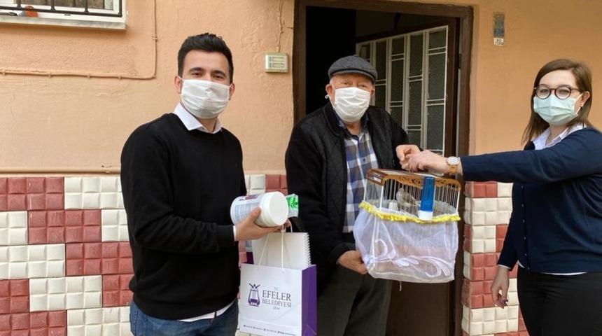 Başkan Atay, 74 yaşındaki Kolhan’a makamındaki bülbülü hediye etti