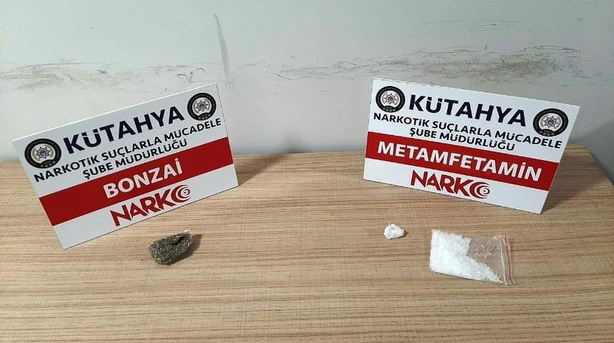 K&uuml;tahya&rsquo;da ara&ccedil;larında uyuşturucu ile yakalanan 2 kişi g&ouml;zaltına alındı