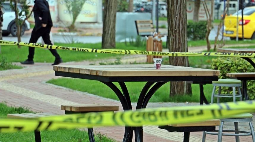 Antalya'da parkta dehşet! Alacağını istedi, iki bacağından vuruldu