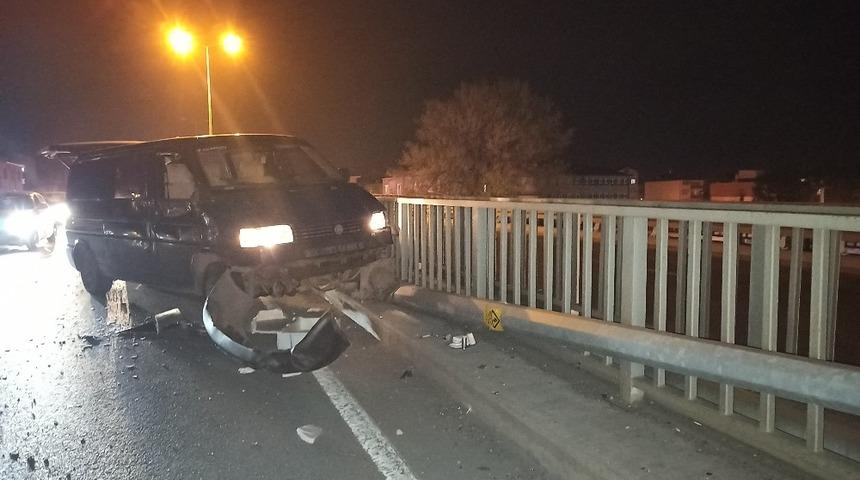 Minibüs bariyerlere çarptı: 1 yaralı