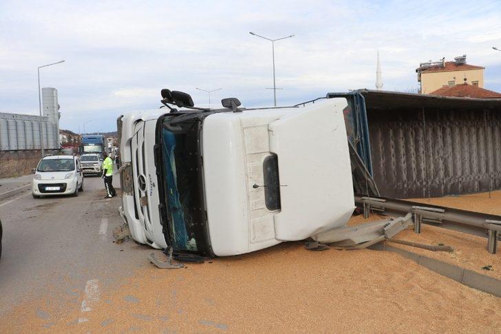 Tır devrildi, tonlarca buğday yola saçıldı G1