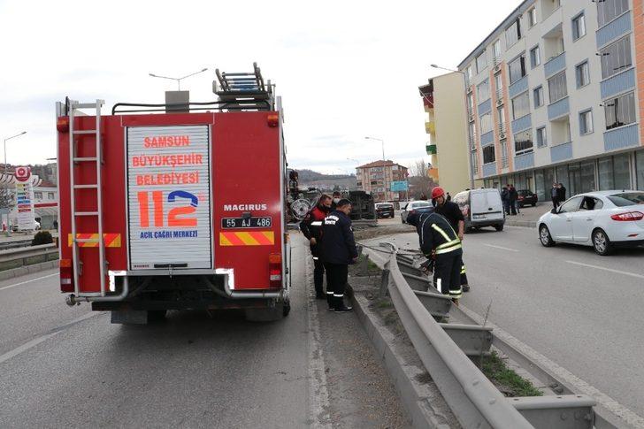 Tır devrildi, tonlarca buğday yola saçıldı G2