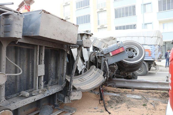 Tır devrildi, tonlarca buğday yola saçıldı G3
