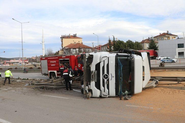 Tır devrildi, tonlarca buğday yola saçıldı G4