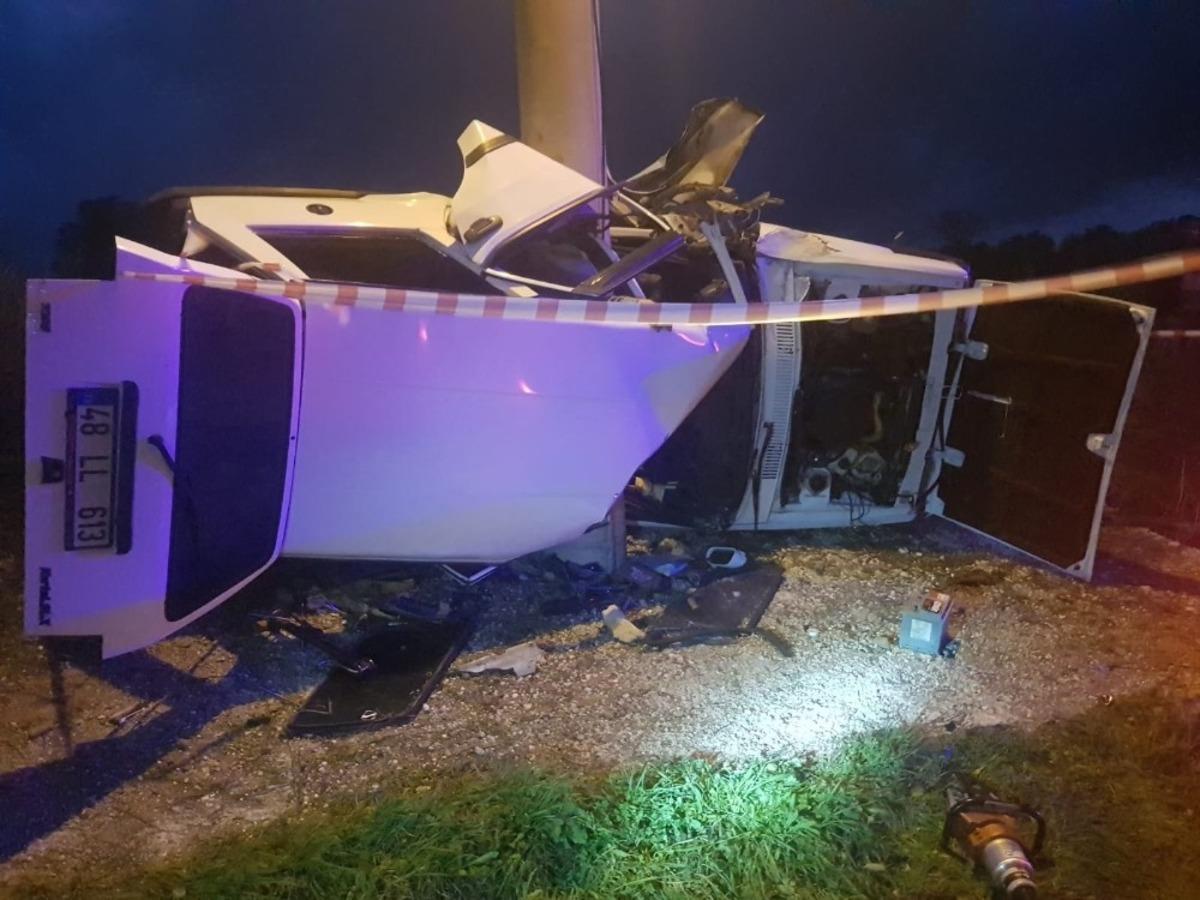 Kontrolden &ccedil;ıkan otomobil direğe &ccedil;arptı: 1 &ouml;l&uuml;