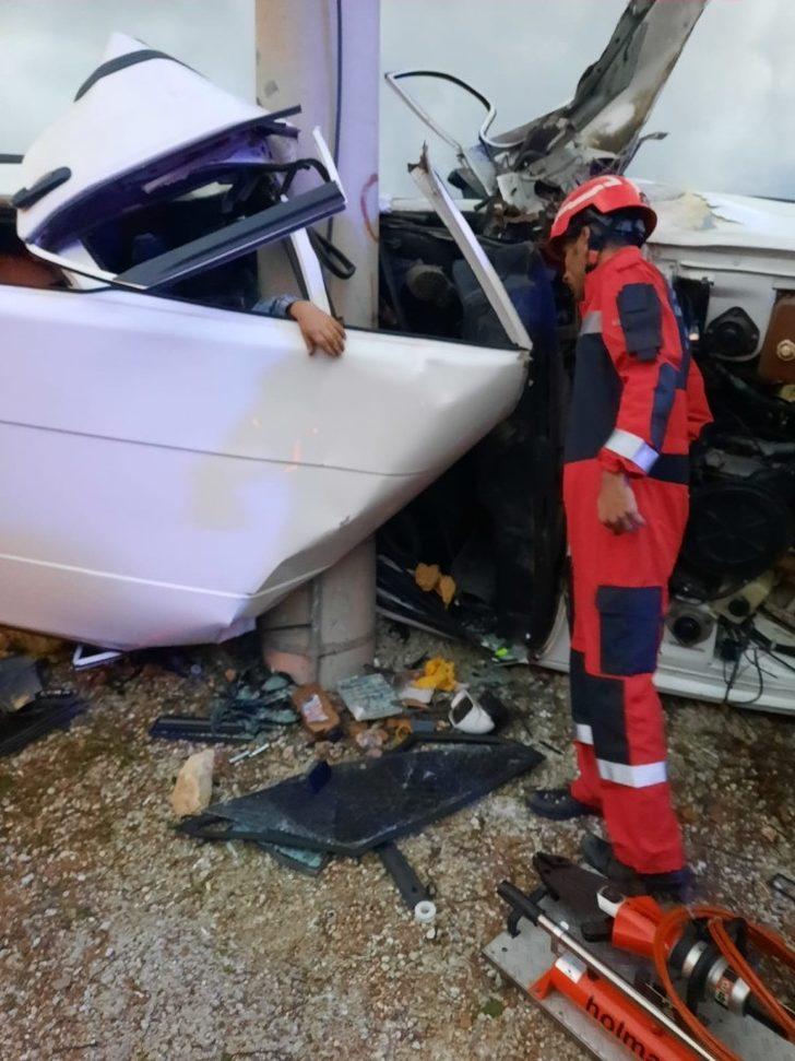 Kontrolden çıkan otomobil direğe çarptı: 1 ölü G4