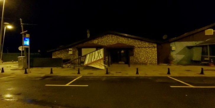 Silivri’de fırtına ağacı kökünden söktü G2