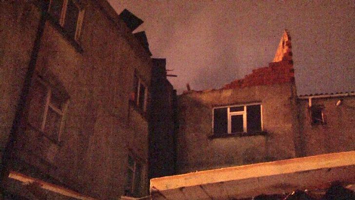 Bağcılar’da uçan çatı evlerin içine girdi: 1 yaralı G3