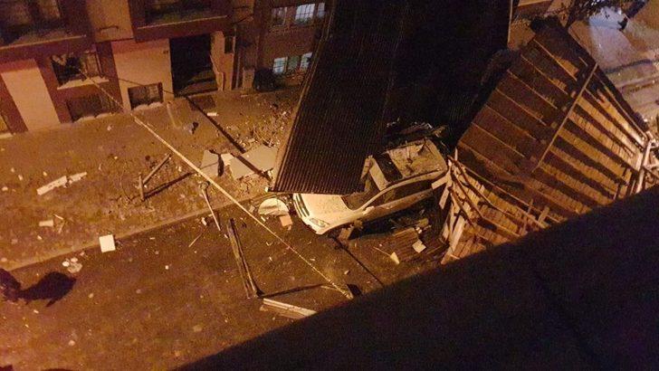 Bayrampaşa’da binanın uçan çatısı park halindeki araca saplandı G1