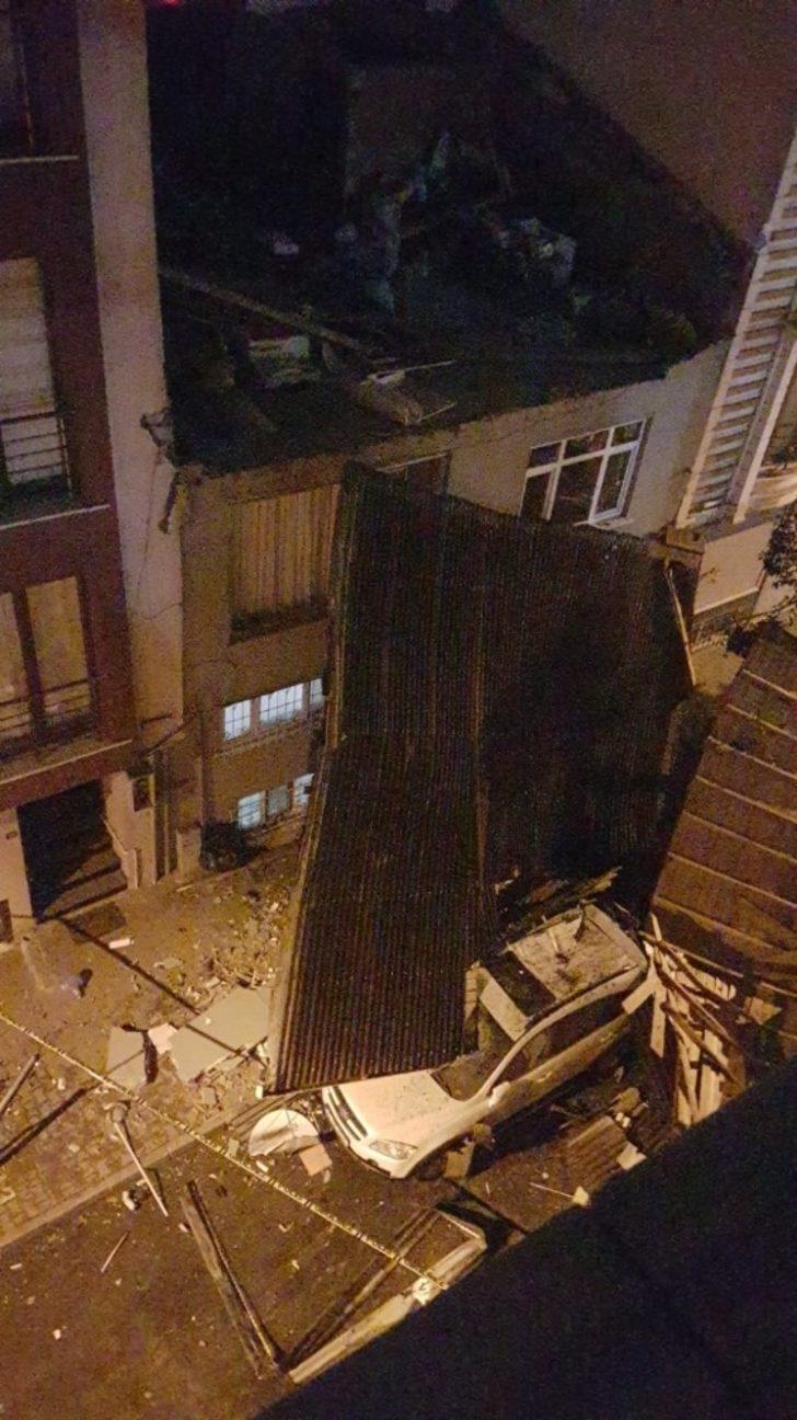 Bayrampaşa’da binanın uçan çatısı park halindeki araca saplandı G2