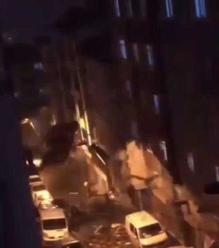 Bayrampaşa’da binanın uçan çatısı park halindeki araca saplandı G3
