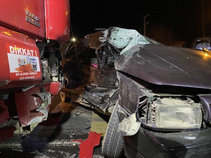 Tır otomobile çarptı, sürücü araçta sıkıştı G1