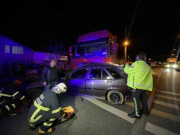 Tır otomobile çarptı, sürücü araçta sıkıştı G4