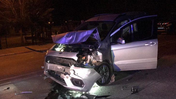 Alkollü sürücü ambulansa çarptı: 3 yaralı G2