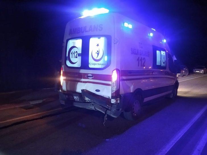 Alkollü sürücü ambulansa çarptı: 3 yaralı G3