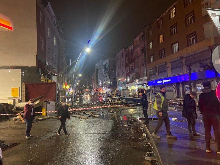 Sultangazi’de araçlar çatıların altında kaldı G2