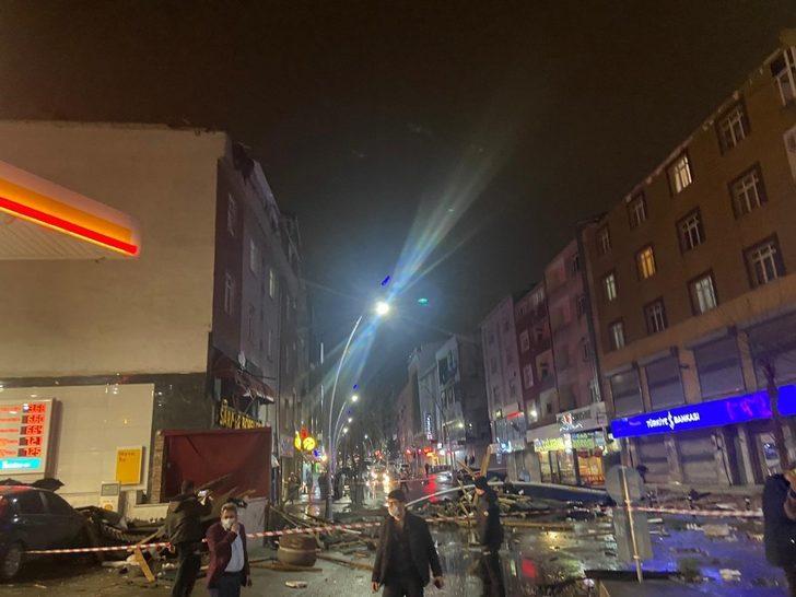 Sultangazi’de araçlar çatıların altında kaldı G4