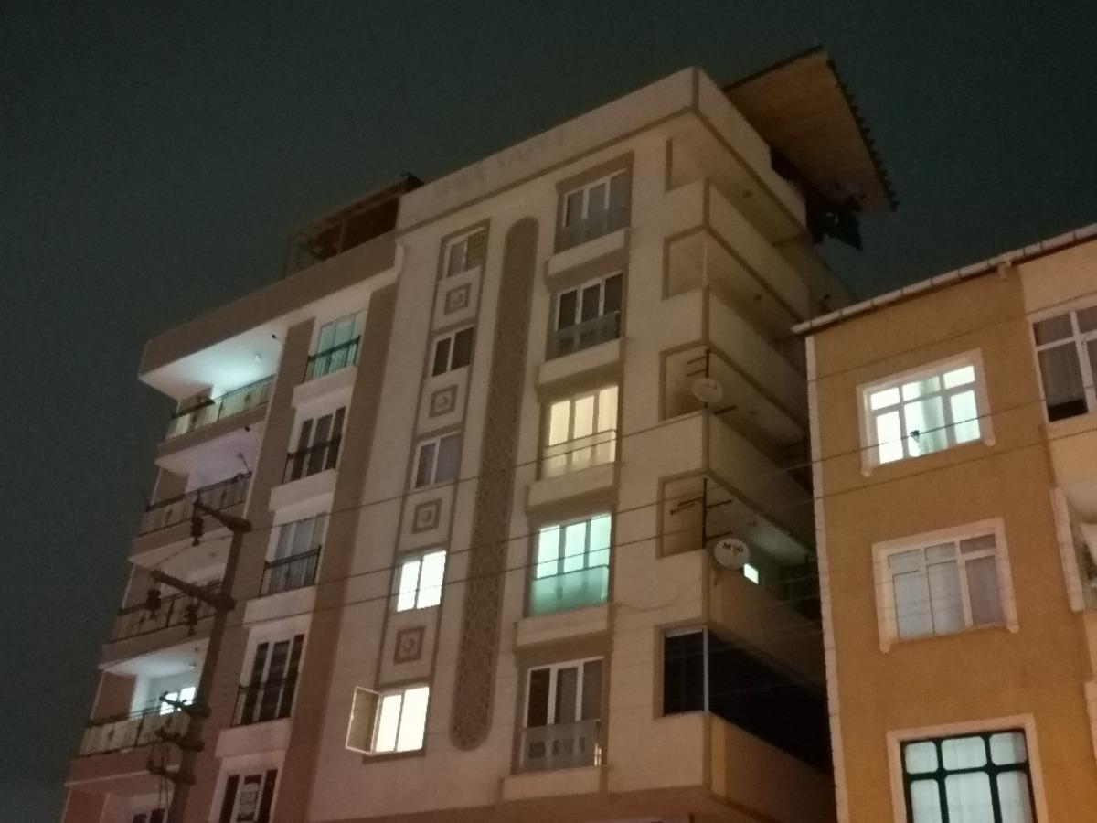 Fırtınanın u&ccedil;urduğu &ccedil;atı, başka bir binanın &uuml;zerinde saatlerce asılı kaldı