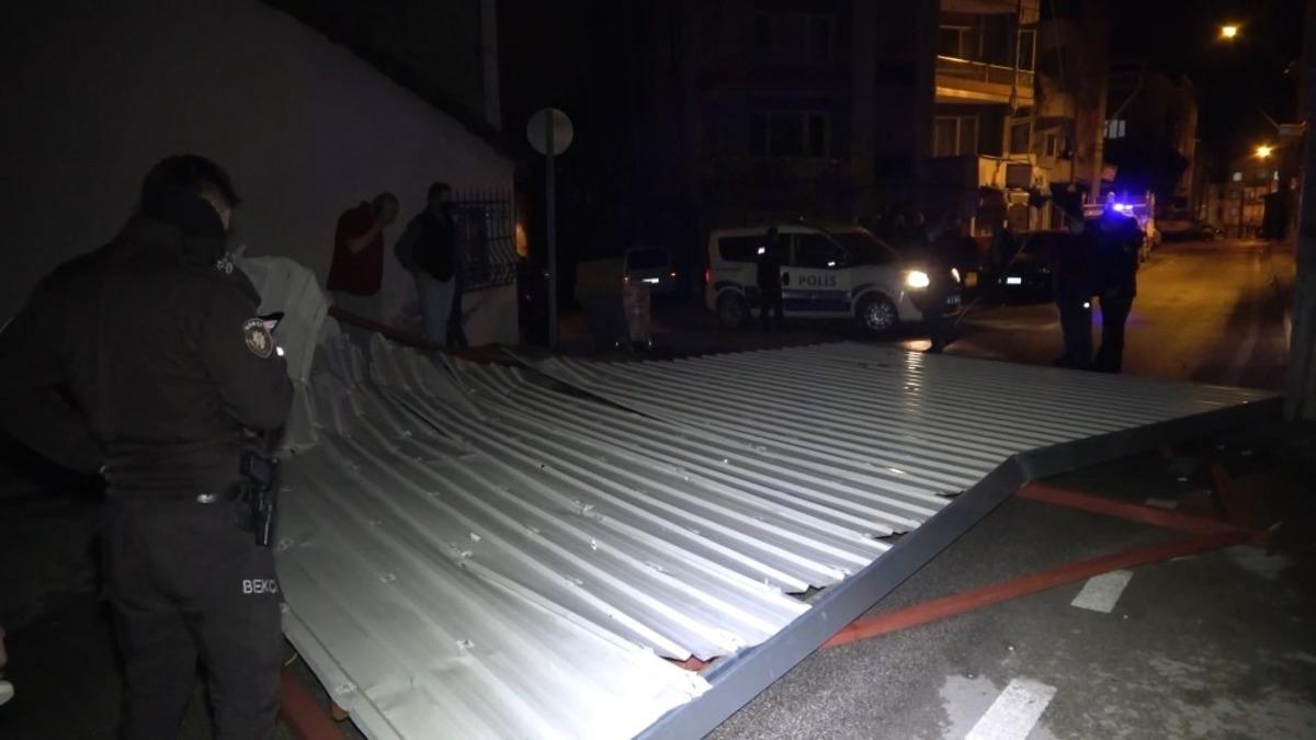 70 kilometre hızla esen r&uuml;zgar &ccedil;atıyı 2 sokak &ouml;teye u&ccedil;urdu