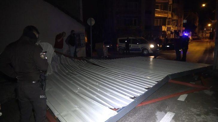 70 kilometre hızla esen rüzgar çatıyı 2 sokak öteye uçurdu G1