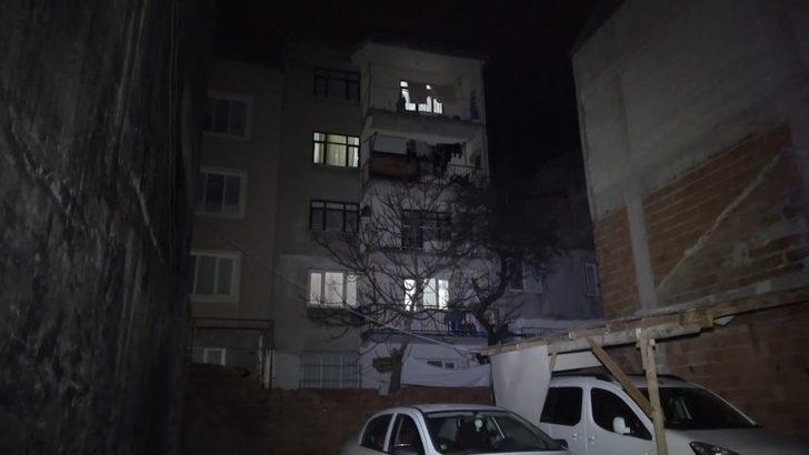 70 kilometre hızla esen rüzgar çatıyı 2 sokak öteye uçurdu G2