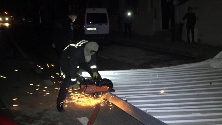 70 kilometre hızla esen rüzgar çatıyı 2 sokak öteye uçurdu G4