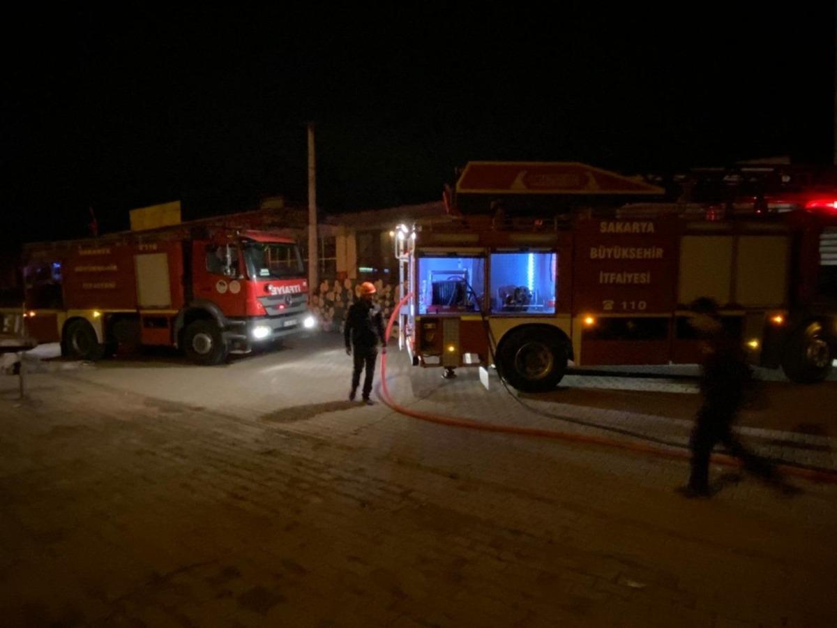 Sanayi sitesi b&ouml;lgesindeki &ccedil;ıkan yangın b&uuml;y&uuml;meden s&ouml;nd&uuml;r&uuml;ld&uuml;