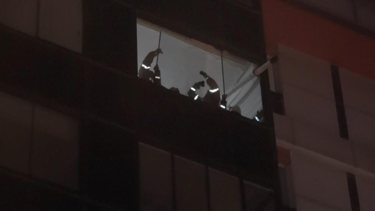 Arnavutk&ouml;y&rsquo;de fırtınada balkonun camları u&ccedil;uşunca yardımına itfaiye koştu