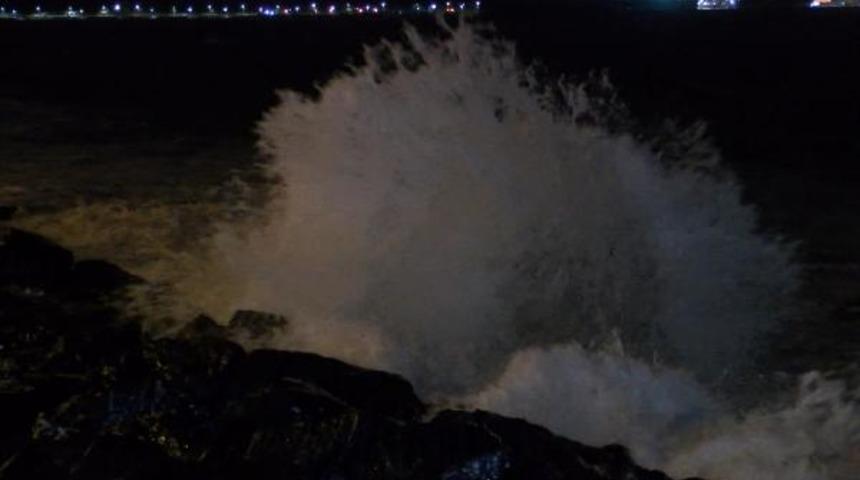 İstanbul'daki fırtına nedeniyle Boğaz'da dev dalgalar oluştu