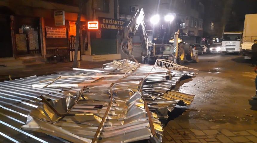 İstanbul'u lodos vurdu: Zeytinburnu'nda uçan çatı dört aracı kullanılamaz hale getirdi