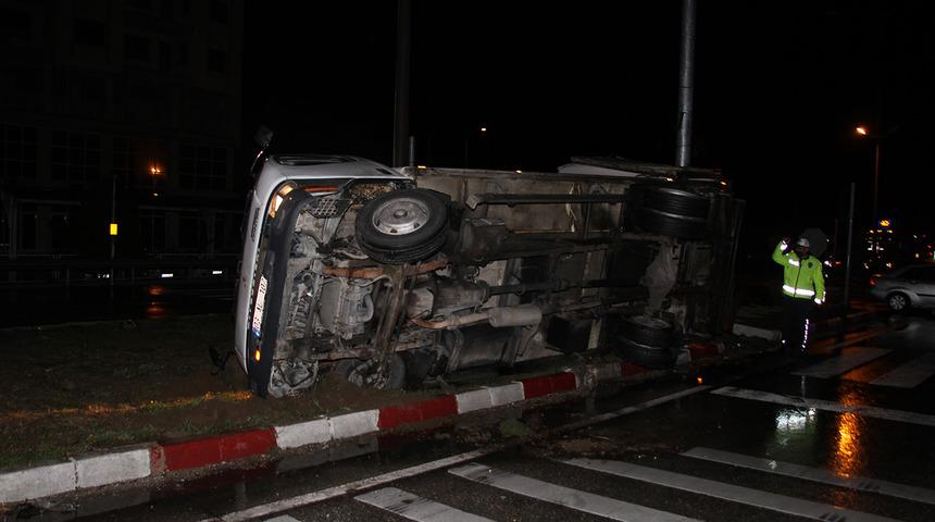 Hurdaya dönen kamyondan burnu bile kanamadan çıktı