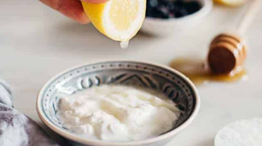 Cildiniz ister yağlı, ister akneli, ister kuru olsun! Bal, limon maskesine eklenen bu gıda...