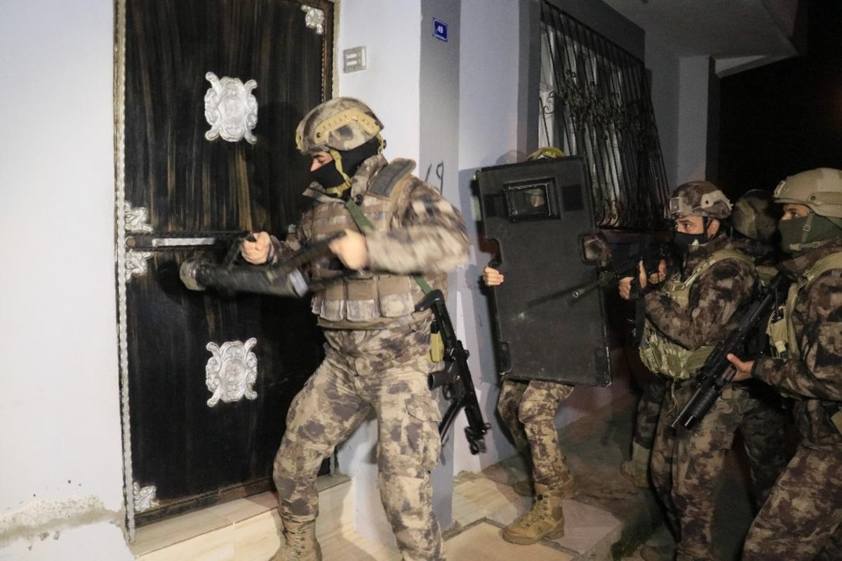 Sosyal medyada uyuşturucu maddeyi &ouml;zendiren kişilere operasyon: 12 g&ouml;zaltı