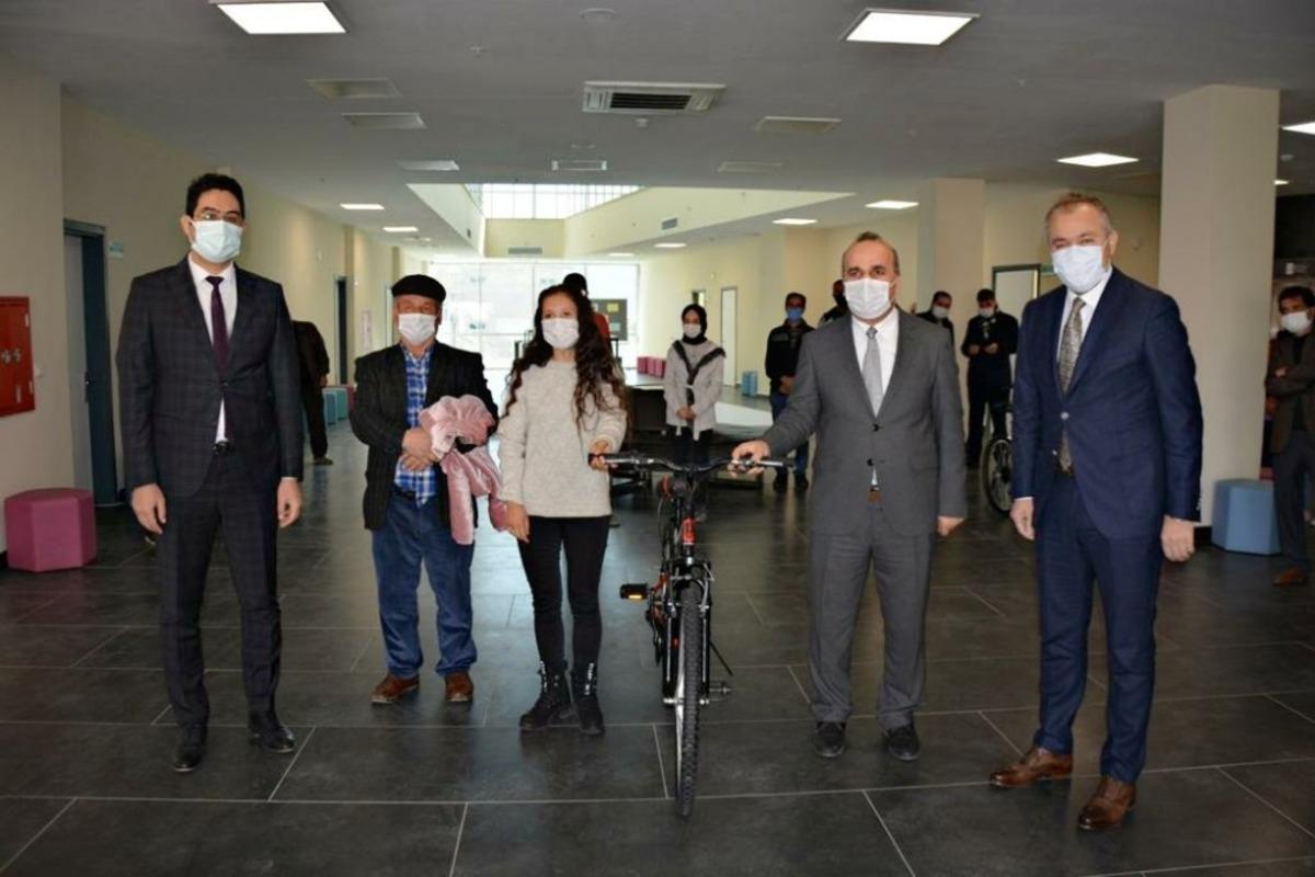 Evde en &ccedil;ok kitap okuyan &ouml;ğrenciler &ouml;d&uuml;llendirildi