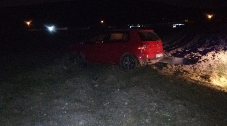 Tarlaya u&ccedil;an otomobilde 2 kişi yaralandı