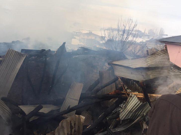 Otlukbeli’de çıkan yangında 2 ev zarar gördü G2