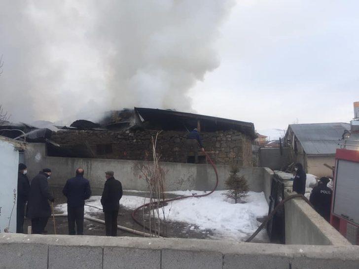 Otlukbeli’de çıkan yangında 2 ev zarar gördü G3