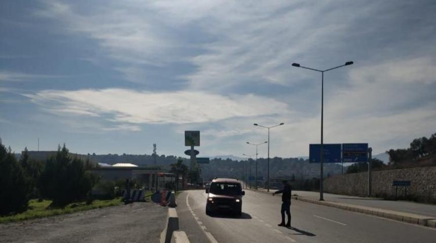 Kuşadası’nda çeşitli suçlardan aranan 14 şüpheli yakalandı
