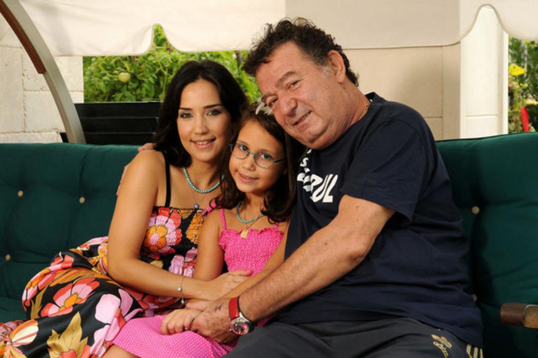 Kayahan'ın kızı Aslı G&ouml;n&uuml;l ortaya &ccedil;ıktı!  O artık 21 yaşında bir gen&ccedil; kız