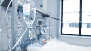 Pandemiden önce komaya girip, iki kez Covid'e yakalanan genç uyanıyor !