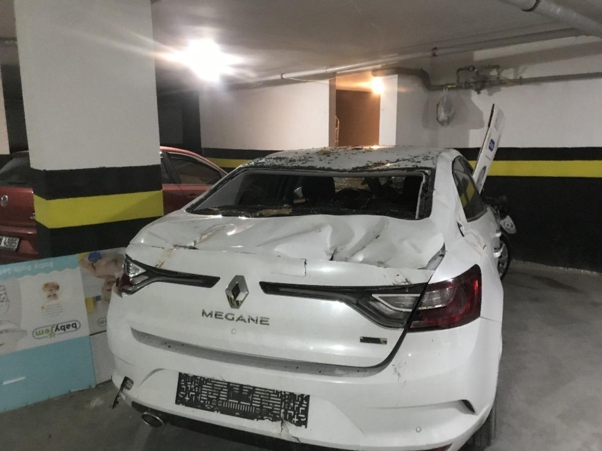 Avcılar&rsquo;da fırtına &ccedil;atıdaki kamelyayı u&ccedil;urdu