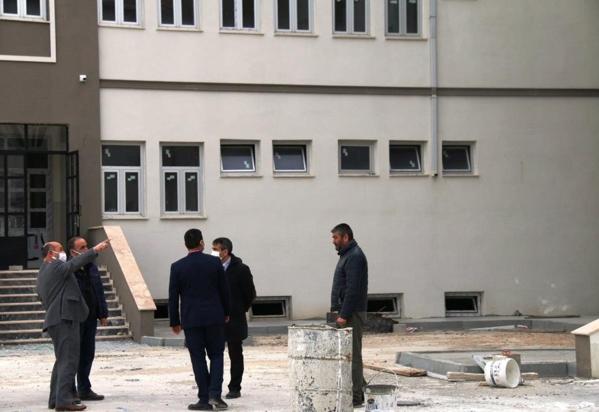 M&uuml;d&uuml;r Başyiğit, yeni inşa edilen okulda incelemelerde bulundu