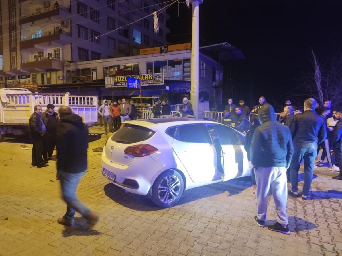 Hızını alamayıp 4 araca &ccedil;arptı, olay yerinden ka&ccedil;tı