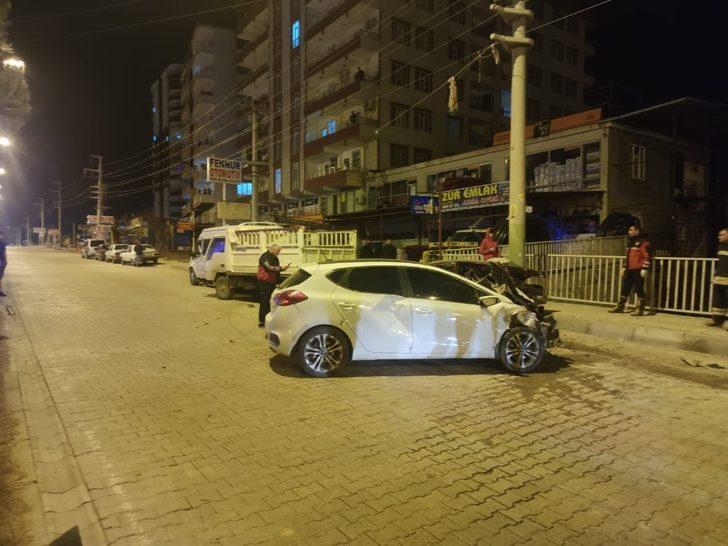 Hızını alamayıp 4 araca çarptı, olay yerinden kaçtı G5