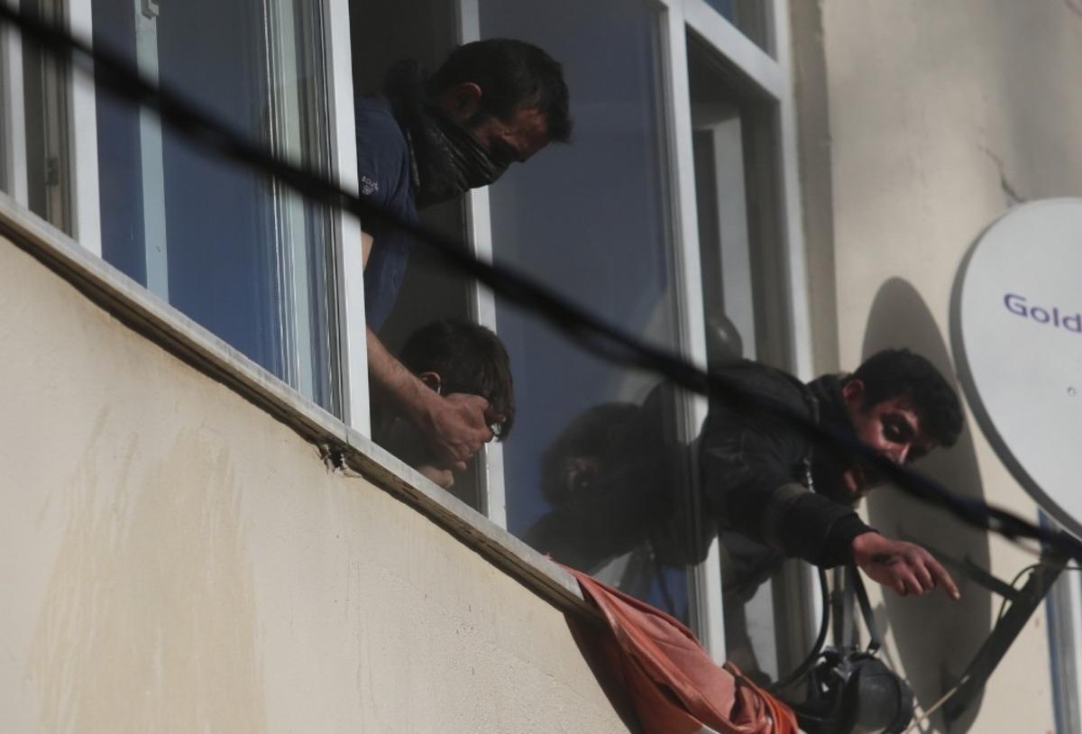 K&uuml;&ccedil;&uuml;k &ccedil;ocuk dehşeti yaşadı, korkmasın diye yakını g&ouml;zlerini kapadı