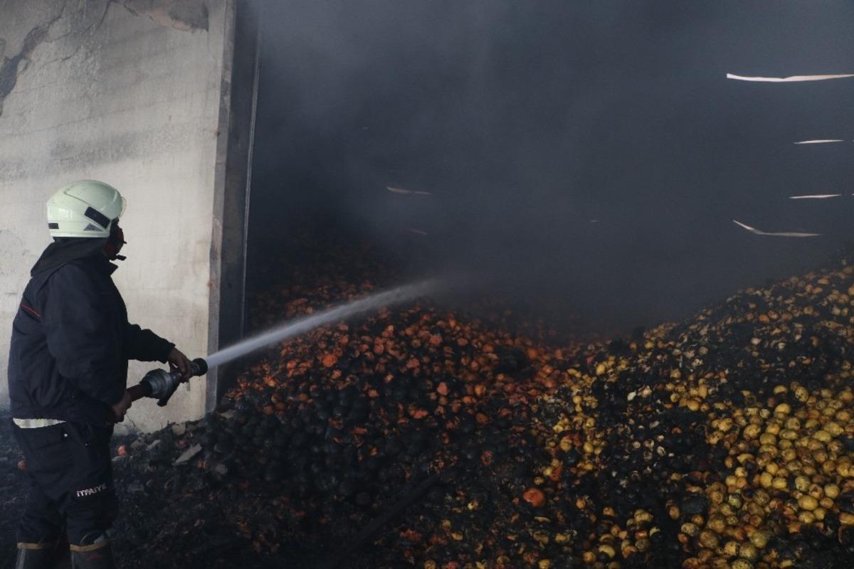 Narenciye fabrikasındaki yangında soğutma &ccedil;alışmaları s&uuml;r&uuml;yor