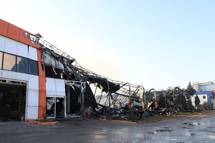 Narenciye fabrikasındaki yangında soğutma çalışmaları sürüyor G2