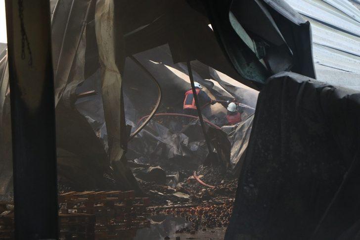 Narenciye fabrikasındaki yangında soğutma çalışmaları sürüyor G3