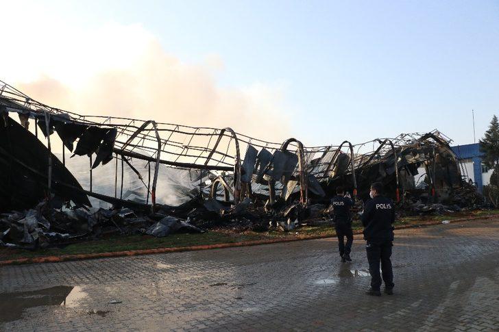 Narenciye fabrikasındaki yangında soğutma çalışmaları sürüyor G5